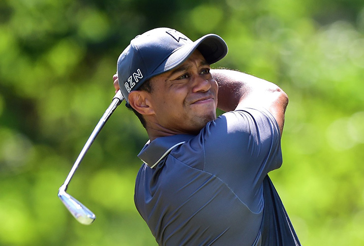 Tiger Woods hits more shots at golf clinic, shows off vintage club twirl