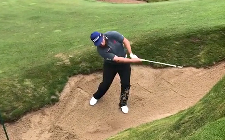 Andrew “Beef” Johnston shows the best way to play Erin Hills’ bunkers (Unfortunately, it’s not legal)
