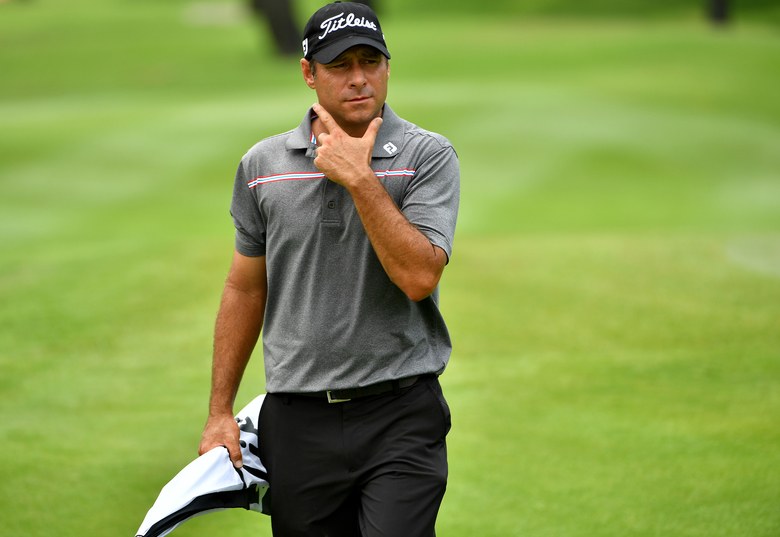 Pro sends putter flying into woods after missed birdie try