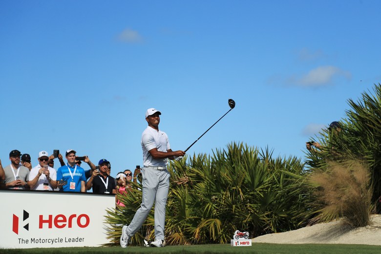 Watch Tiger Woods make his first eagle to give him the solo lead at the Hero World Challenge
