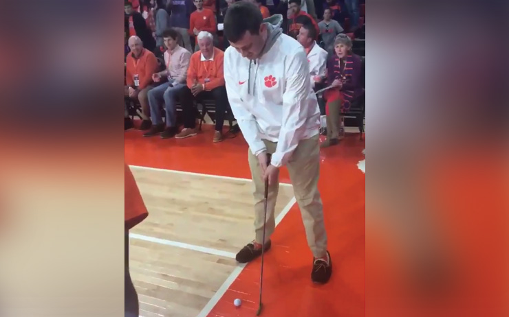 Clemson fan drains full-court putt to win $10,000, sends home crowd into a frenzy