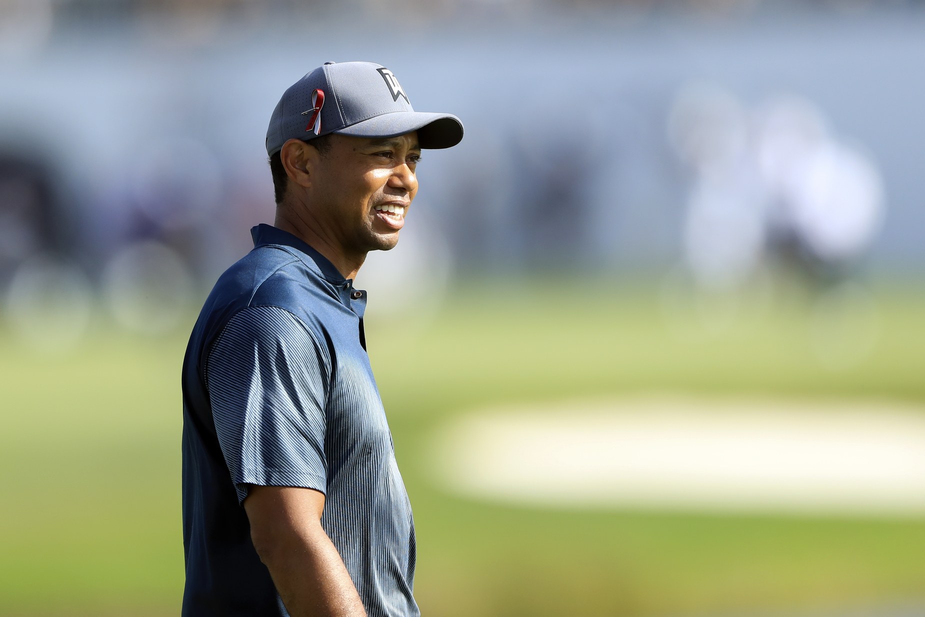 Tiger Woods, Rory McIlroy and others wear ribbons in honor of those slain in shooting at nearby high school last week