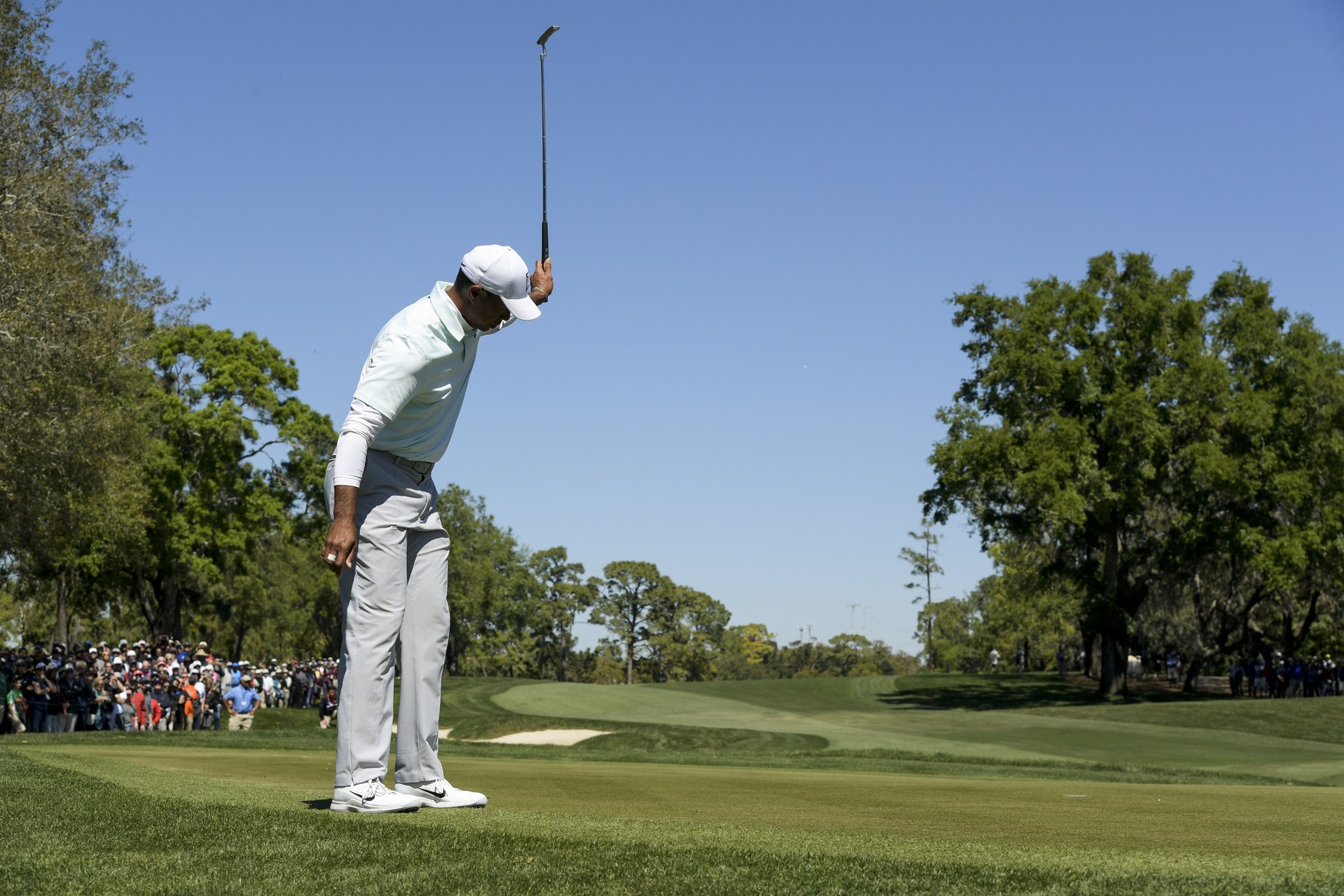 Tiger Woods turns back the clock, briefly leads alone for first time since 2013