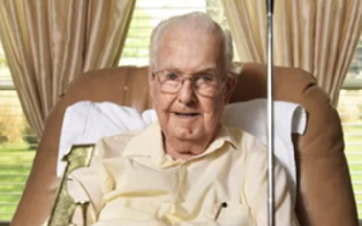 93-year-old makes first hole-in-one in the last round of his life