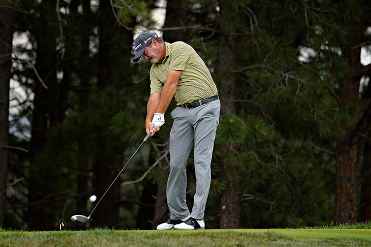 Jerry Kelly stumbles, but holds onto a one-stroke lead over David Toms in the U.S. Senior Open