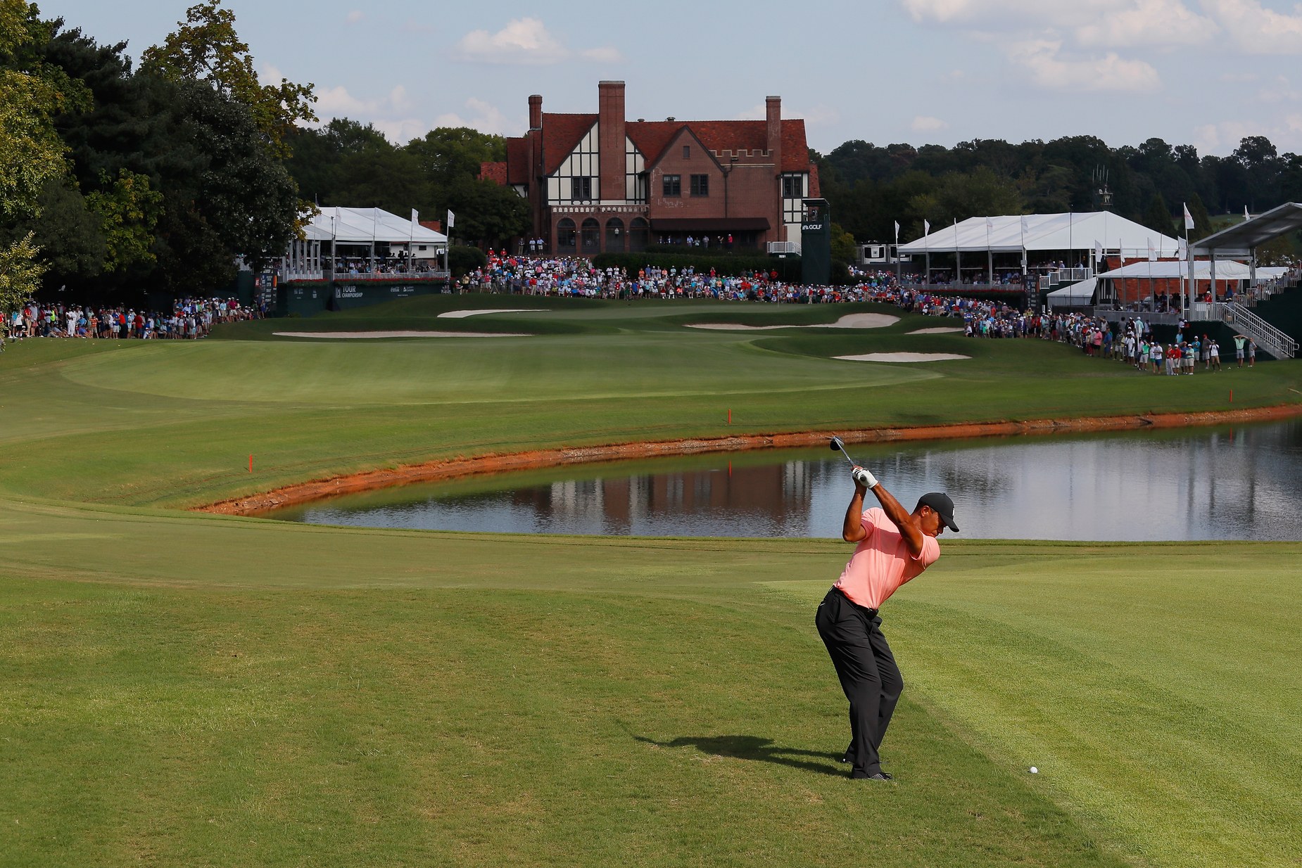 Tiger Woods shakes off stumble, sets table for the spectacular at Tour Championship