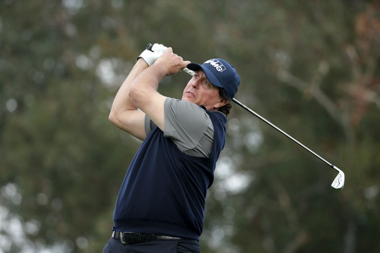 Phil Mickelson opens 2019 with a bang, cards 12-under 60 to grab the first-round lead at the Desert Classic