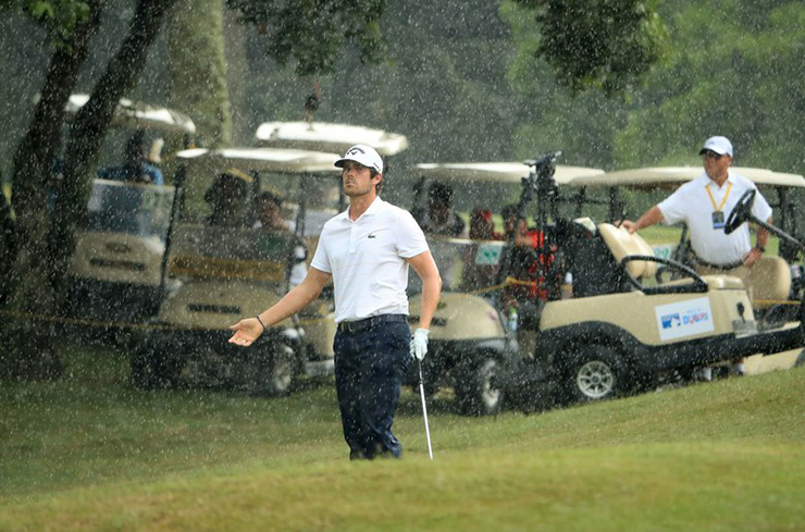Watch how this European Tour pro recovers after some horribly timed thunder hits in the middle of his swing