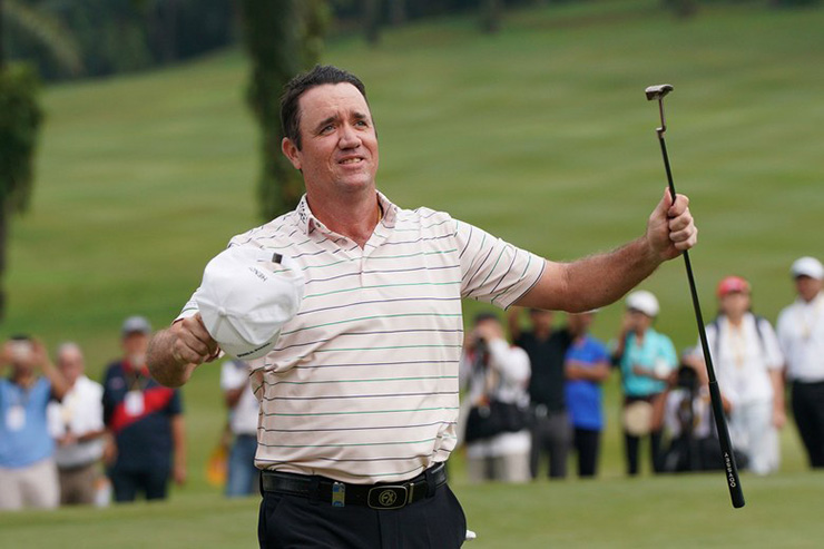 Euro Tour veteran Scott Hend hangs on through thunderstorm, playoff to grab first title since 2016