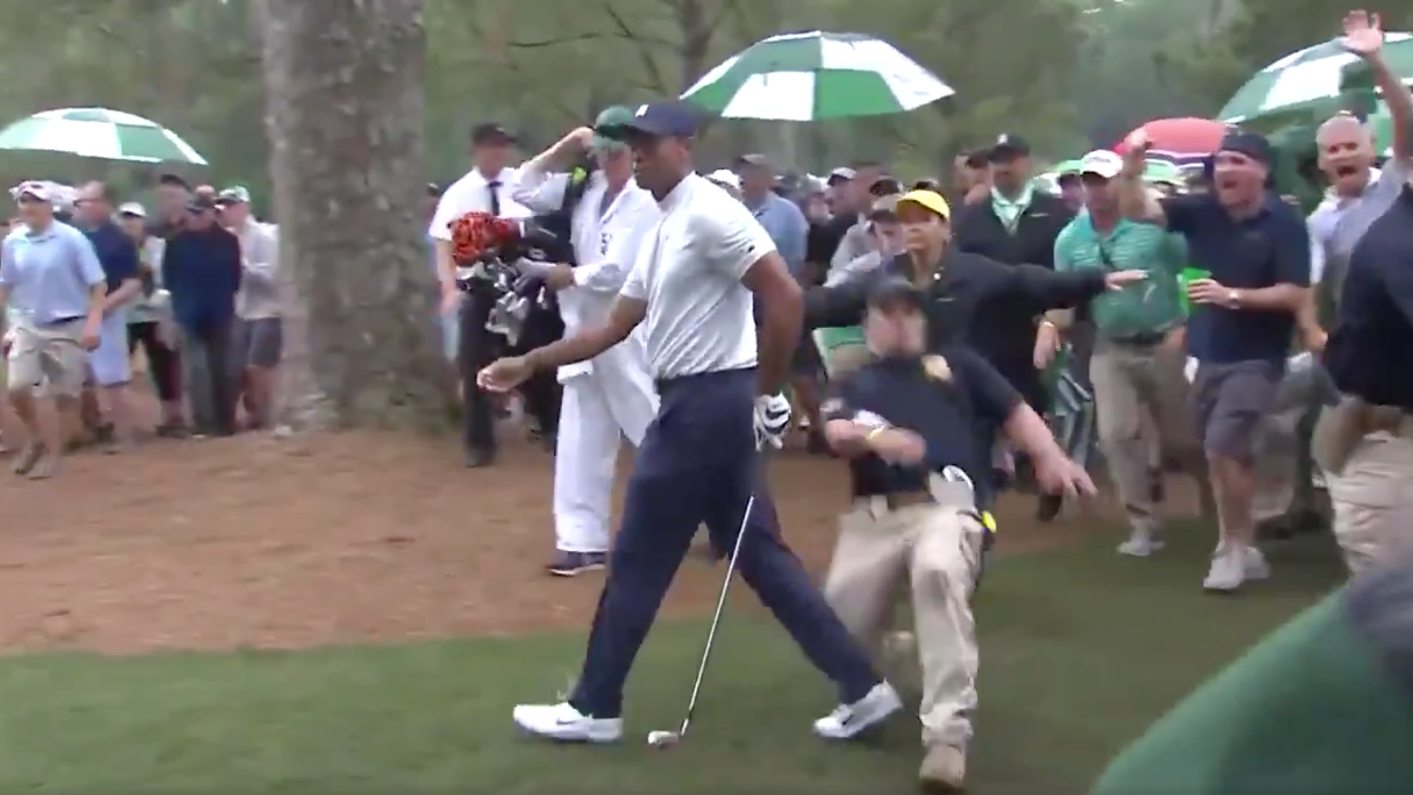 Masters 2019: Tiger Woods almost has ankle taken out by slipping security guard, makes ridiculous birdie