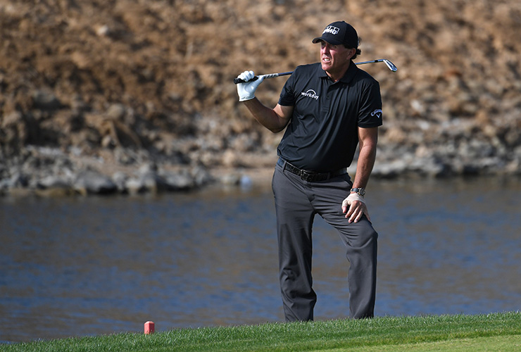 After early struggle, the real Phil Mickelson returns with a back-nine paved in red