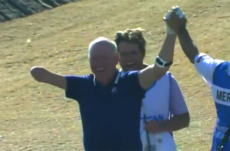 Watch this one-armed amateur make a hole-in-one at the American Express
