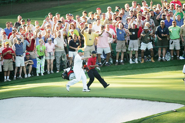 An iconic Tiger Woods shot, a surprisingly good duel, and a shocking near-collapse made the 2005 Masters an instant classic