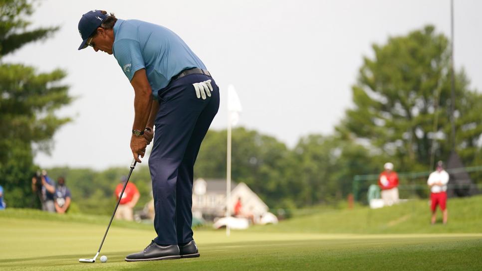 Phil Mickelson’s odd new putting stroke might be hiding a bigger issue