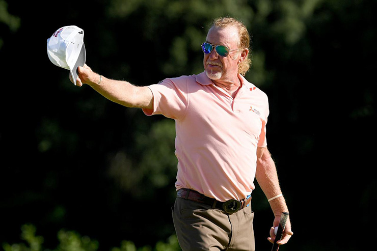 Tour pros give Miguel Angel Jimenez a fantastic 18th-green salute for breaking the European Tour’s appearance record