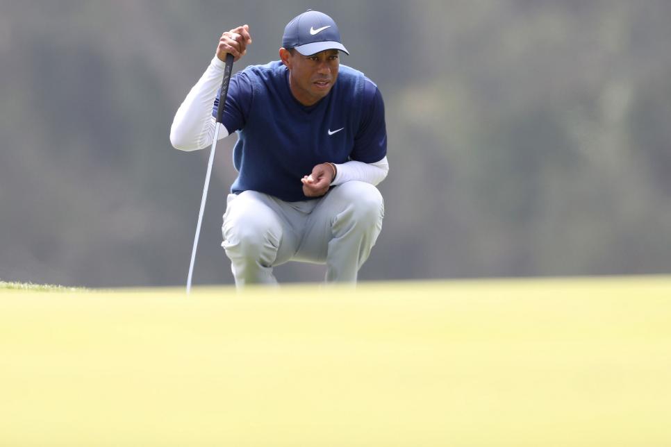 Tiger Woods struggles again with his putting as his title hopes slip away