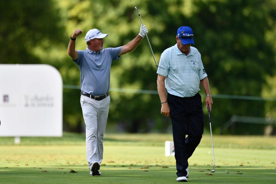 Jerry Kelly punctuates his first senior major victory with a special highlight
