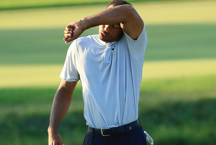 Struggling badly with putter, Tiger Woods slogs through another frustrating round