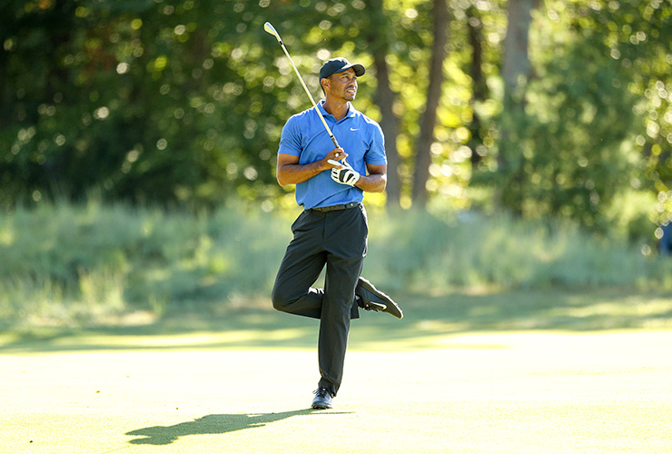 Tiger Woods gets hot to finish his first round, showing signs of his best golf since the restart