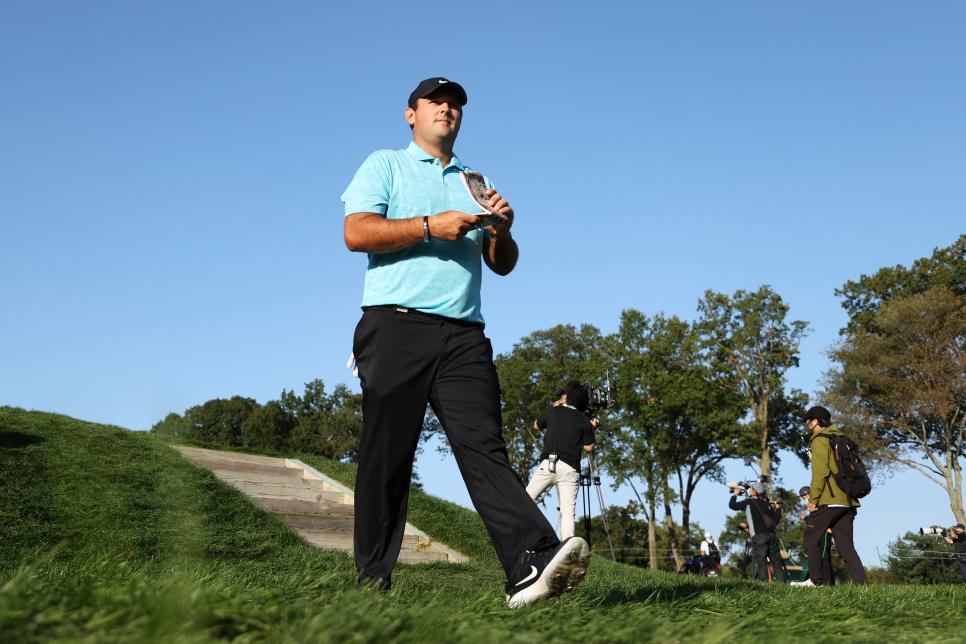 Patrick Reed, golf’s lone wolf, alone at the top at Winged Foot