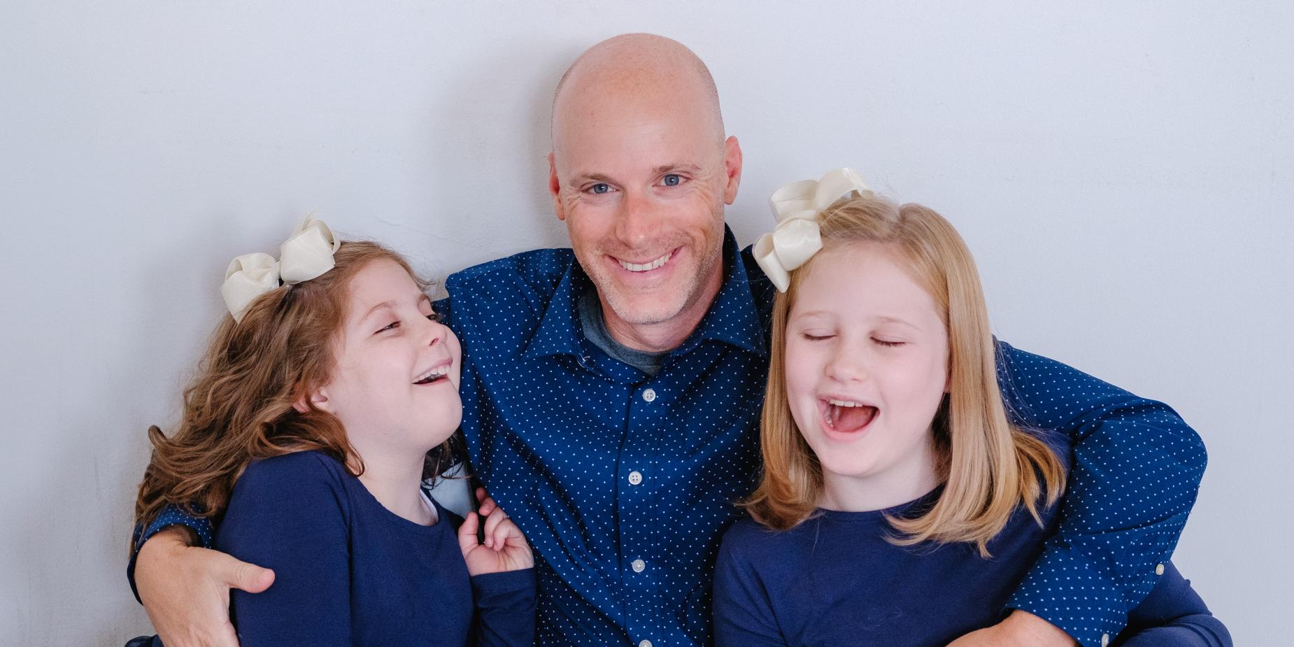 The golf world has rallied around architect David Kahn’s family, raising money for his daughters’ rare illness