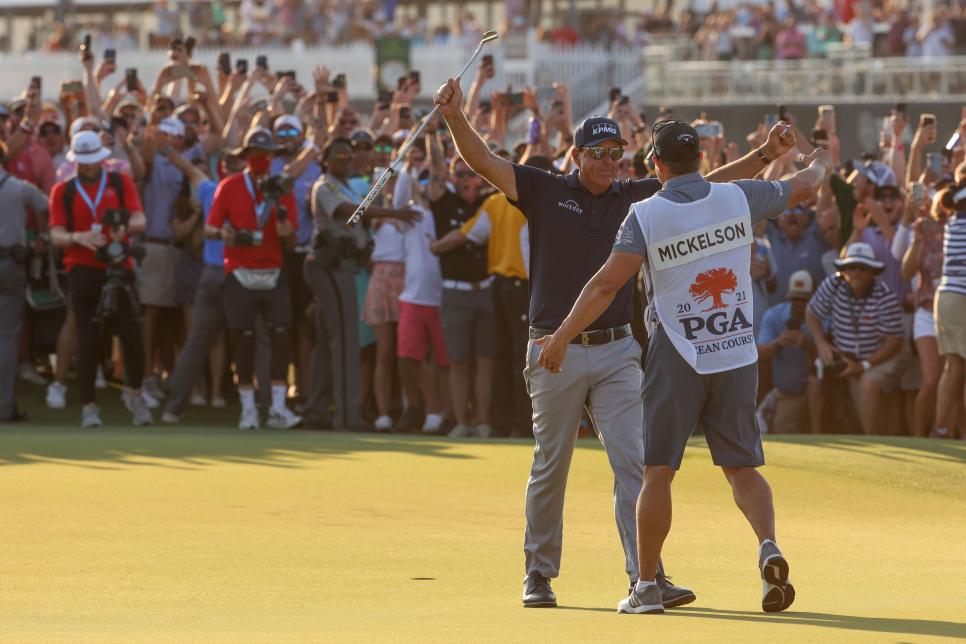Tiger among many tour pros, celebs to congratulate Phil Mickelson via social media