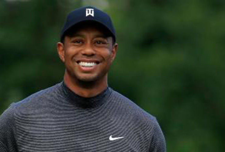 Video shows Tiger Woods putting weight on injured leg