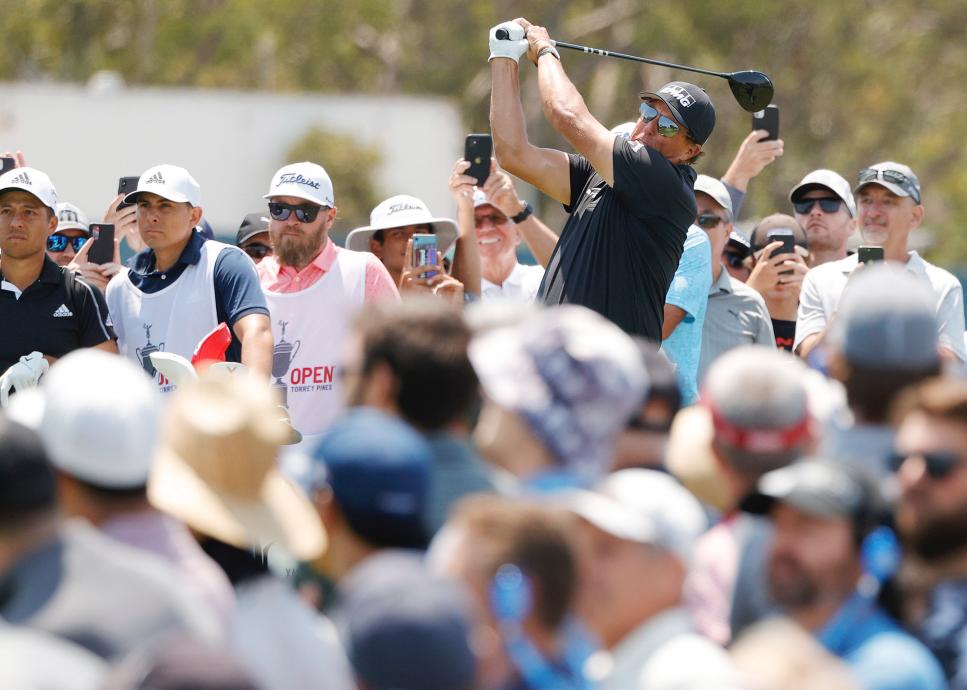 Phones and Phil not a good pairing in Mickelson’s opening 75