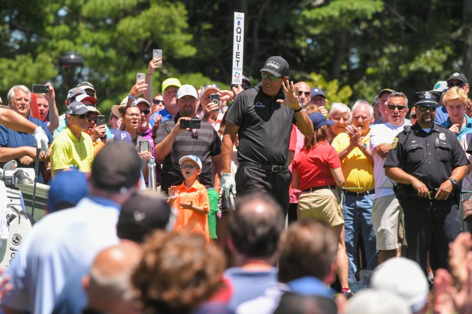 Phil Mickelson makes 100+ feet of putts in back-to-back holes, follows with flubbed chip, remains human highlight reel
