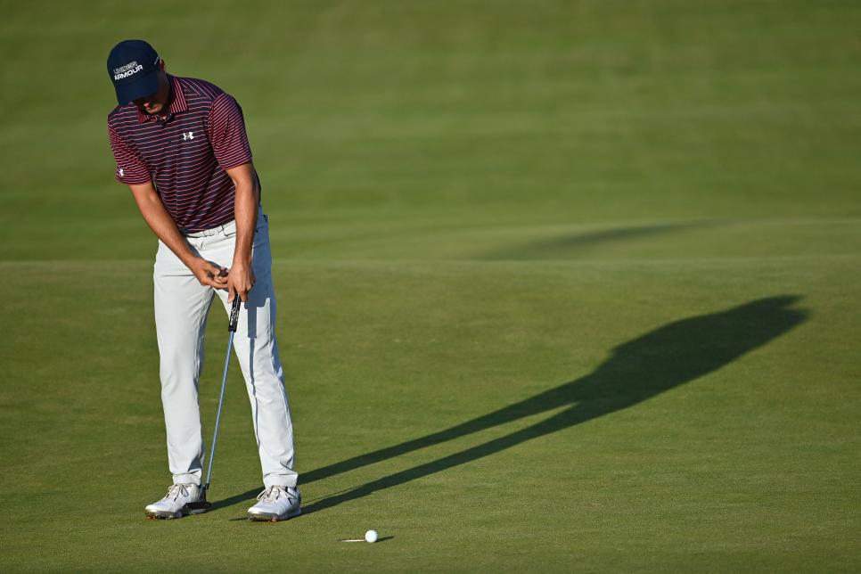 Jordan Spieth misses painfully short par putt on 18, might never leave practice green