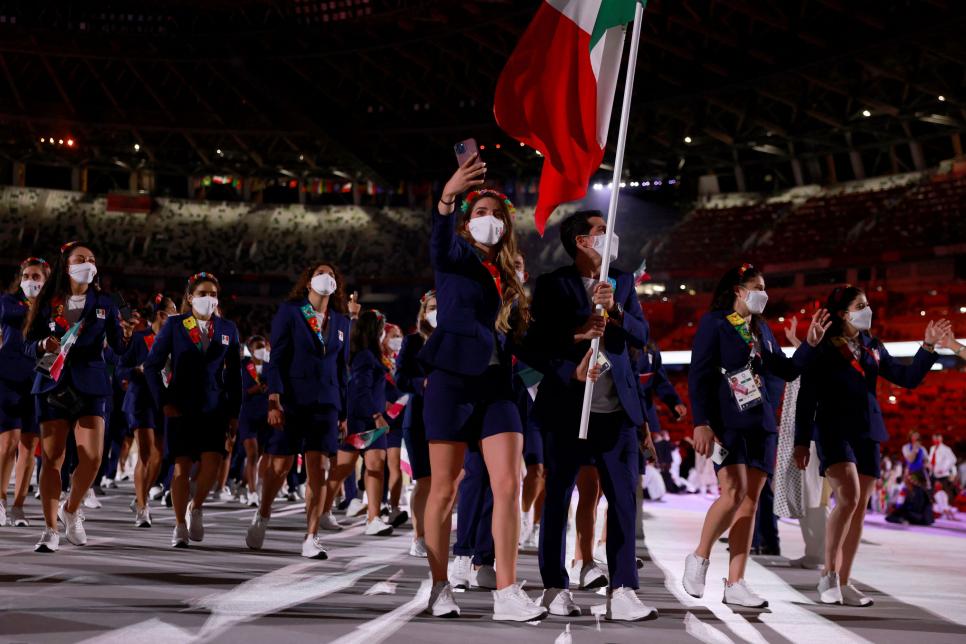Mexico’s Gaby Lopez, Paraguay’s Fabrizio Zanotti carry country’s flags during Olympic Opening Ceremony