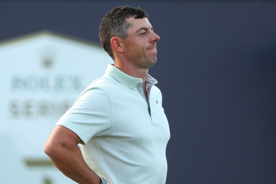 Watch Rory McIlroy find the water on the 18th hole and splash away a chance at victory in Dubai