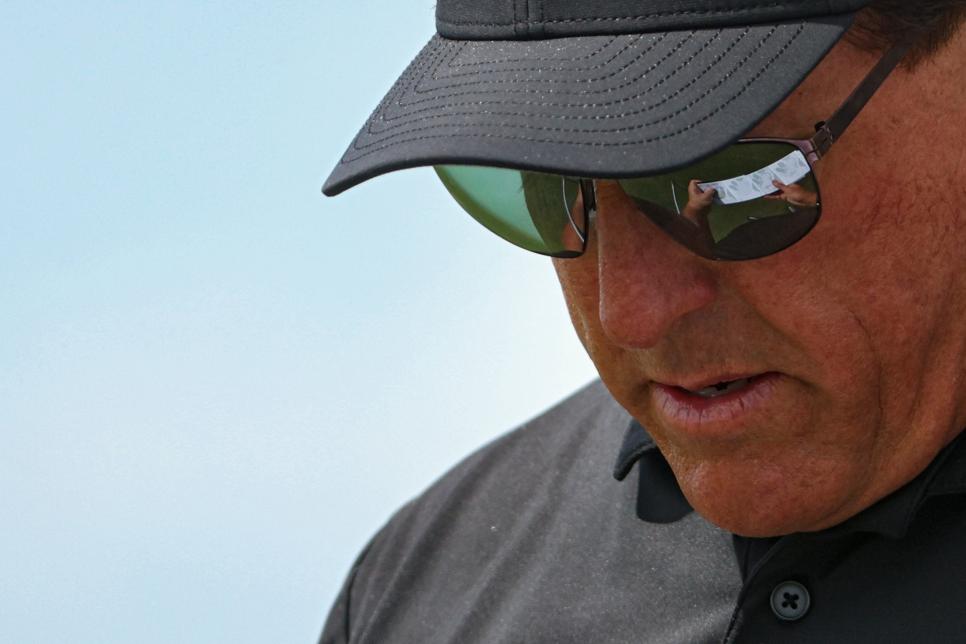 Phil Mickelson can survive his latest controversy, crisis management experts say. Here’s how