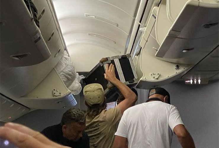 LOOK: Cameron Smith struggles to get Claret Jug in overhead storage on commercial flight out of Scotland after Open Championship