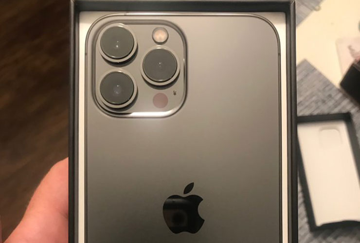 Good call: Cameron Smith buys a new phone for fan he hit with golf ball