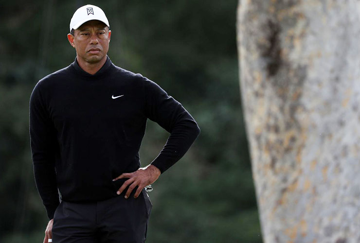 Tiger Woods stumbles to 74 on Friday at Riviera, to cling on by his claws