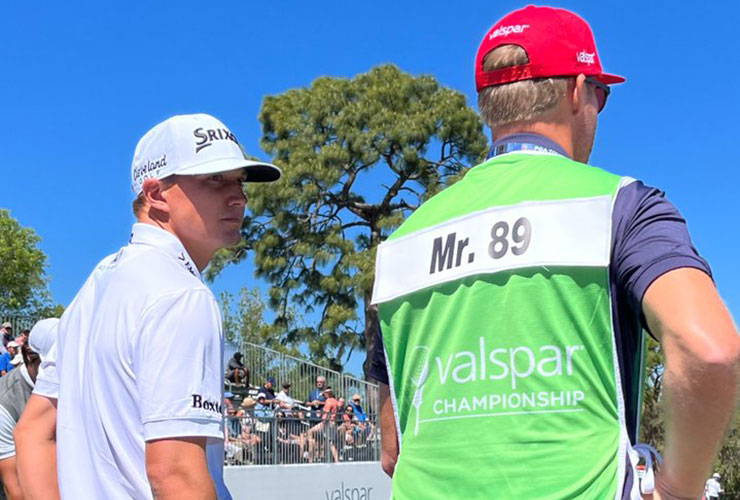 Tour pro absolutely roasts himself with name on caddie’s bib at Valspar
