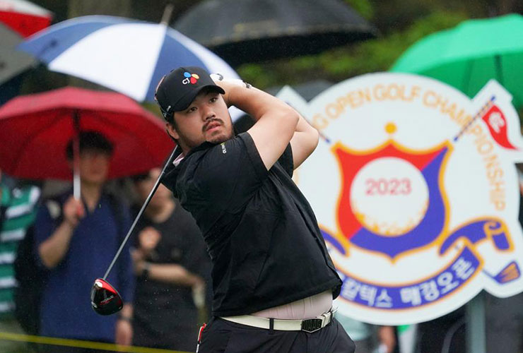 Playing ‘smart golf’ helps big-hitting Chanmin Jung lead Maekyung Open