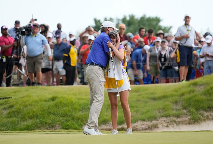 Steve Stricker wins second straight senior major, this time with teenage daughter Izzi as caddie