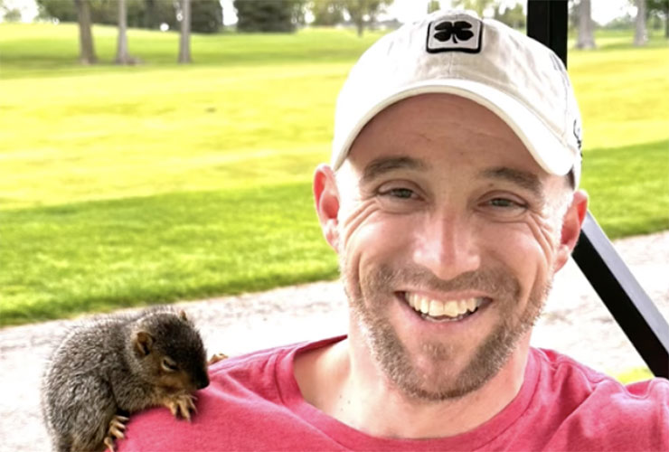 Squirrel tags along with golfers for wild round with very happy ending
