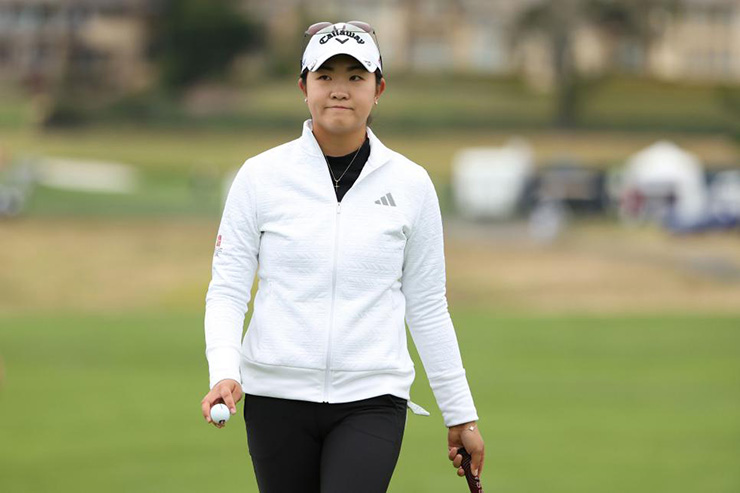 Rose Zhang pulls off this boss move using a wedge on Pebble’s 17th green, and learns the lore about it later