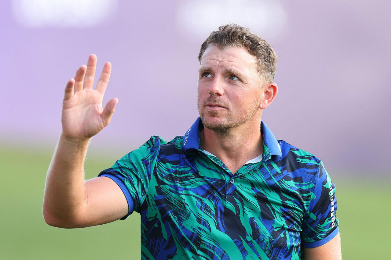 Matt Wallace birdies every hole on the back nine to take lead at DP World Tour finale … but there’s a catch