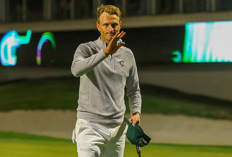 Adrian Meronk lights up LIV Golf, going wire-to-wire to win groundbreaking night event