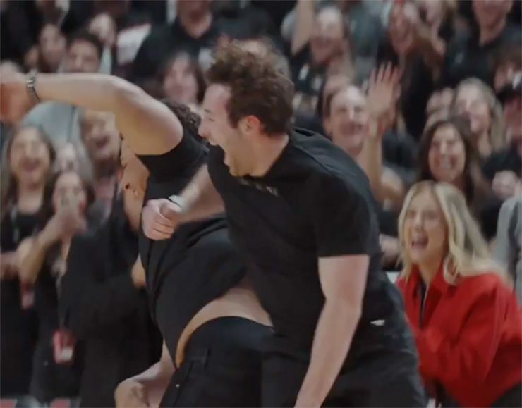 Texas Tech basketball fan drains full-court putt, celebrates with Patrick Mahomes, gets March Madness started early