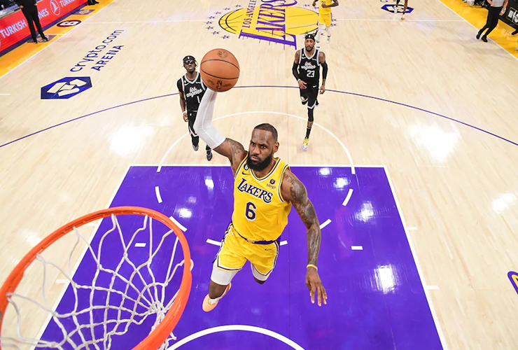 LeBron James proves he’s ‘addicted’ to golf by playing in pouring rain
