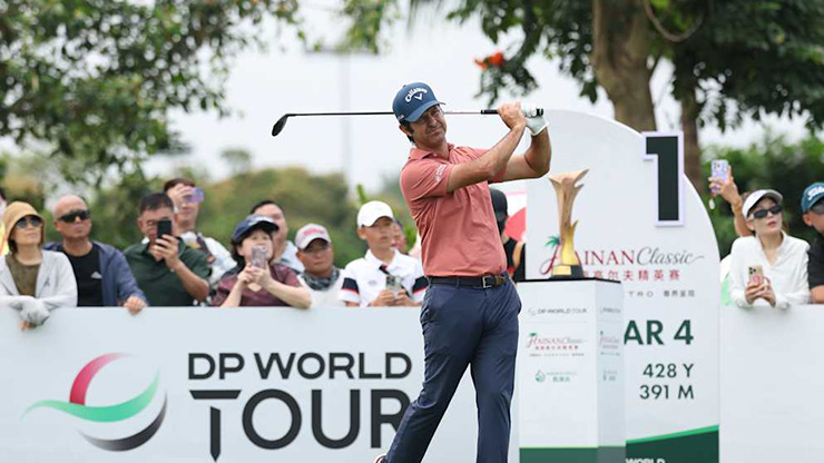 Jorge Campillo reels in the leader Jordan Gumberg in Hainan
